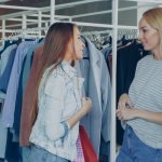 Styl za grosze: sprytne sposoby na tańszą garderobę bez kompromisów
