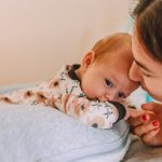 Dlaczego noworodek ulewa po karmieniu? Przyczyny, proste sposoby i kiedy się martwić
