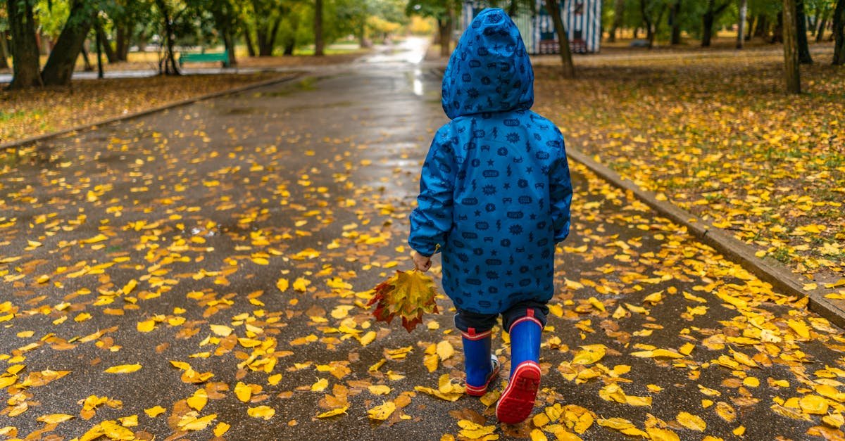 Gotowi na szuranie w liściach? Przewodnik po warstwowaniu ubrań dla maluchów na chłodne dni