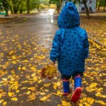 Gotowi na szuranie w liściach? Przewodnik po warstwowaniu ubrań dla maluchów na chłodne dni