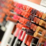 Luksus w kosmetyczce: kiedy droższe kosmetyki to inwestycja, a kiedy zbędny wydatek?