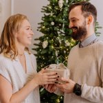 Prezent dla teściowej bez pudła: pomysły, które robią wrażenie
