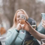 Od biura do parkietu: 12 zestawów na firmową imprezę, które robią wrażenie