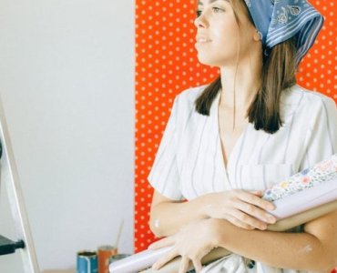 Weekendowa metamorfoza: tapeta na ścianie bez ekipy – zrobisz to sam!
