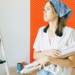Weekendowa metamorfoza: tapeta na ścianie bez ekipy – zrobisz to sam!