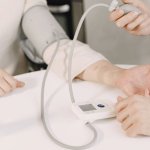 Niższe ciśnienie bez tabletek: 10 prostych nawyków, które działają