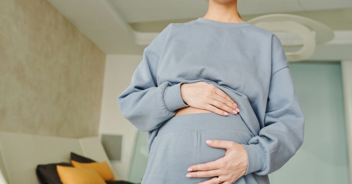 Delikatne kłucia w pierwszych tygodniach ciąży – co jest normą, a kiedy szukać pomocy?