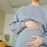 Delikatne kłucia w pierwszych tygodniach ciąży – co jest normą, a kiedy szukać pomocy?