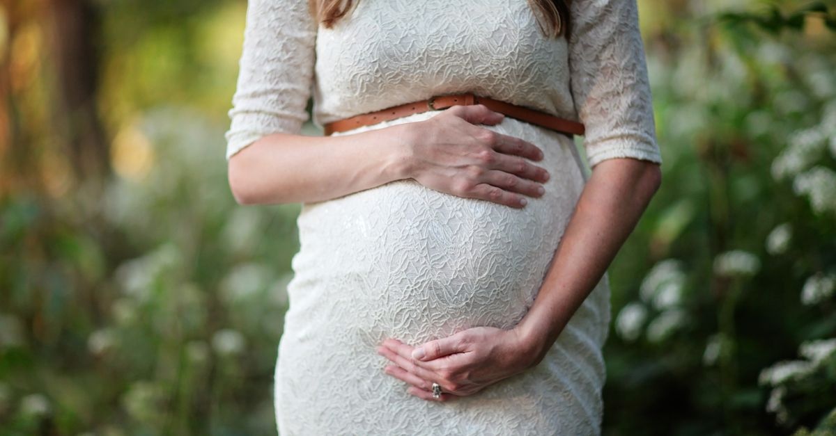Swędzący brzuszek w ciąży? 9 bezpiecznych sposobów na szybką ulgę i piękną skórę