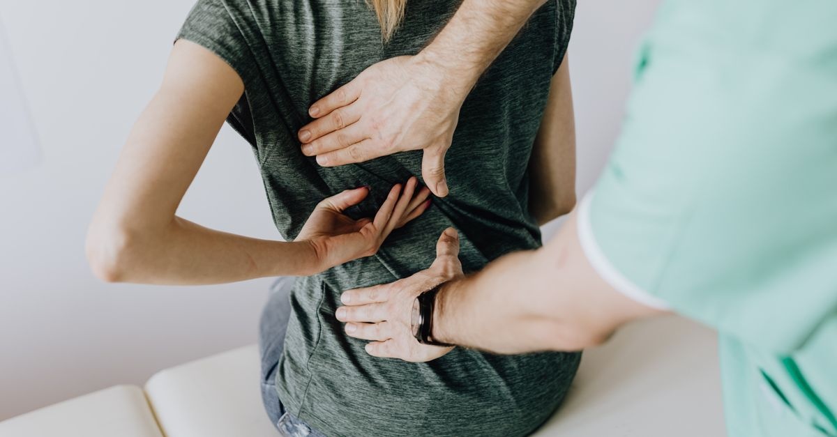 Plecy w ciąży bez bólu: 9 bezpiecznych nawyków, które naprawdę działają