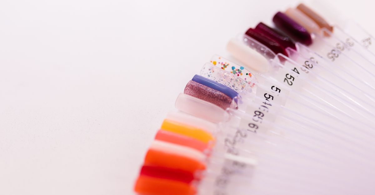 Piękne paznokcie pod sercem: bezpieczny manicure hybrydowy w ciąży