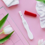 Spokojnie: plamienie implantacyjne czy miesiączka? Jak to odróżnić i kiedy zrobić test