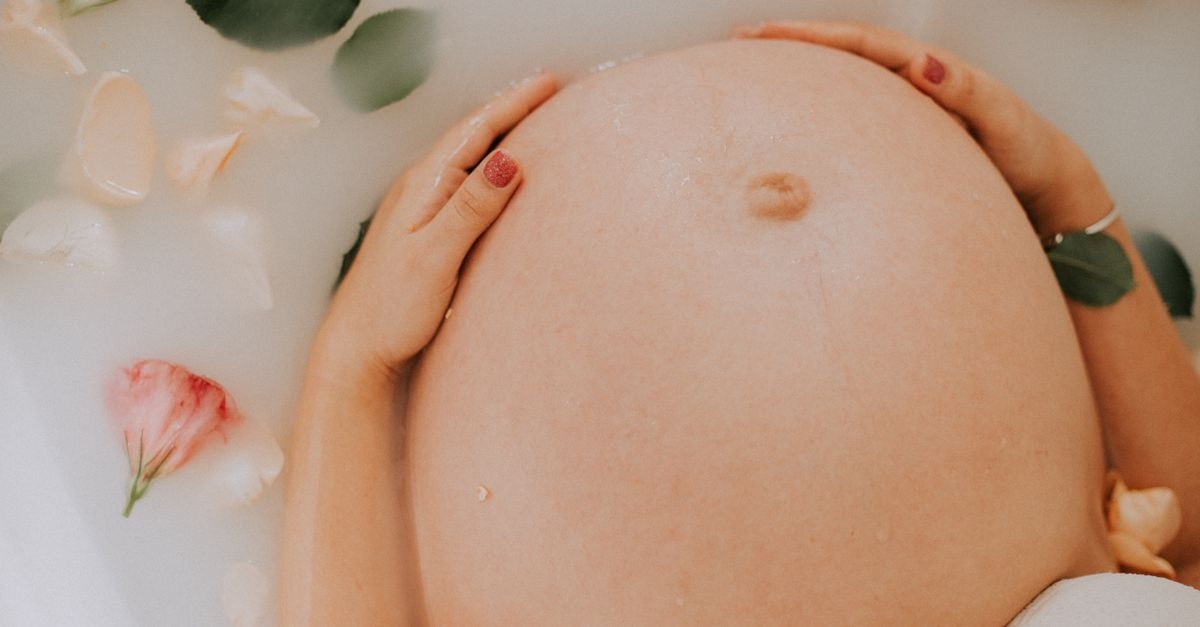 Rozkwitaj z brzuszkiem: nawilżenie rosnącego brzucha krok po kroku